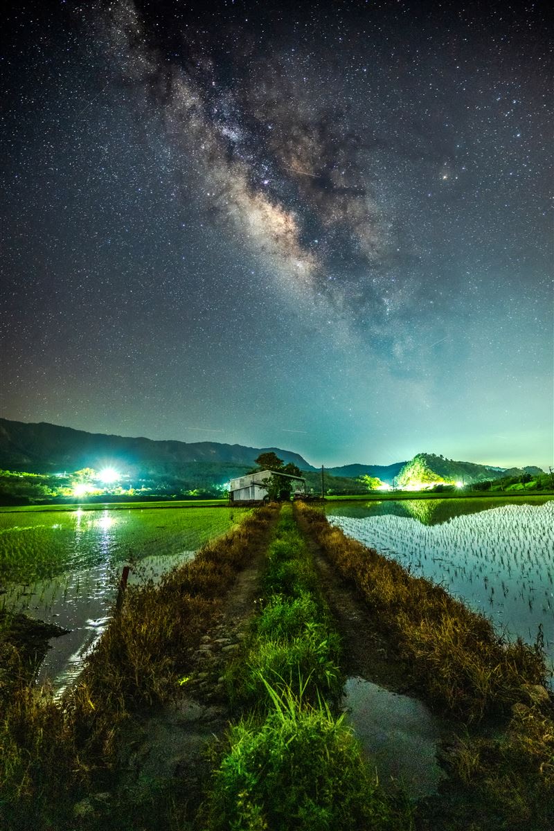 農曆七月七日是七夕情人節。台灣夜空出現「鵲橋銀河」了,攝影師JB林建邦這一句話「滿天星辰彷彿提醒我們,世界如此廣闊神祕」太浪漫。地點: 池上銀河。(圖/攝影師JB林建邦提供)