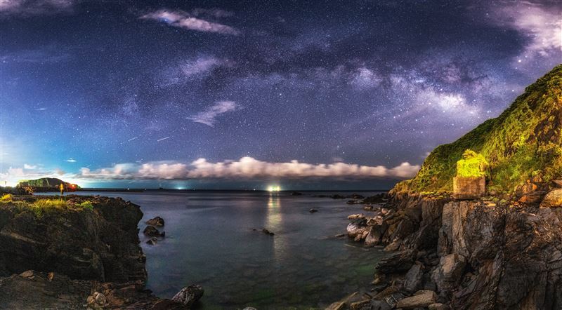 農曆七月七日是七夕情人節。台灣夜空出現「鵲橋銀河」了,攝影師JB林建邦這一句話「滿天星辰彷彿提醒我們,世界如此廣闊神祕」太浪漫。地點:豆腐岬。(圖/攝影師JB林建邦提供)