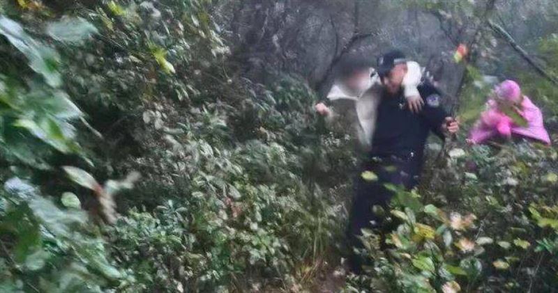 中國大陸浙江省杭州市臨安近日發生1起離奇登山受困事件。(圖/翻攝自都市快報)
