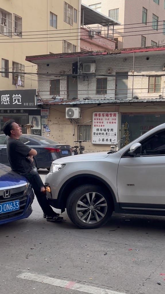 男子雙手抱胸挑釁對方「有種就撞」，沒想到白車直接重踩油門，導致該名男子雙腿骨折。（圖／翻攝自IG）
