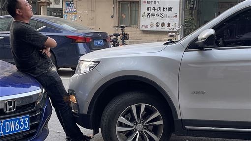 人肉擋車嗆有種就撞！白車油門一踩慘骨折