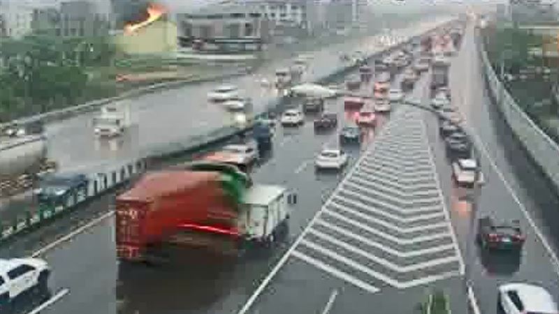 國道1號北向360公里處,高雄楠梓路段,今天(20日)上午發生事故,後方車流回堵約9公里。(圖/翻攝自高公局官網)