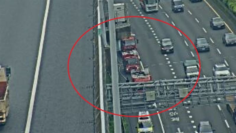 現場出動救護車及消防車,詳細傷亡情況,及事故原因,仍待釐清。(圖/翻攝自高公局官網)