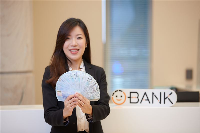 台股震盪引發資金大挪移,多家銀行紛紛祭出雙位數數位帳戶優利活存搶市,專家提醒民眾挑選時應打破利率迷思,衡量額度與續航力。(圖/王道銀行提供)