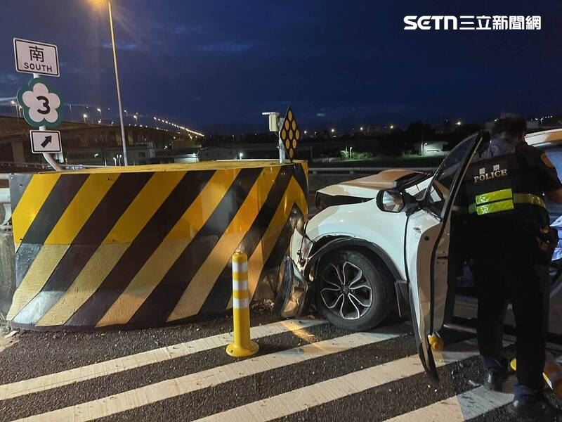 國道1號彰化路段清晨發生自撞車禍,猛烈撞擊導致車頭變形,駕駛受困車內。(圖/翻攝畫面)