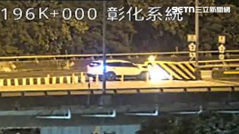 國道1號彰化路段清晨發生自撞車禍,駕駛受困車內,左大腿嚴重變形。(圖/翻攝高速公路資訊網)