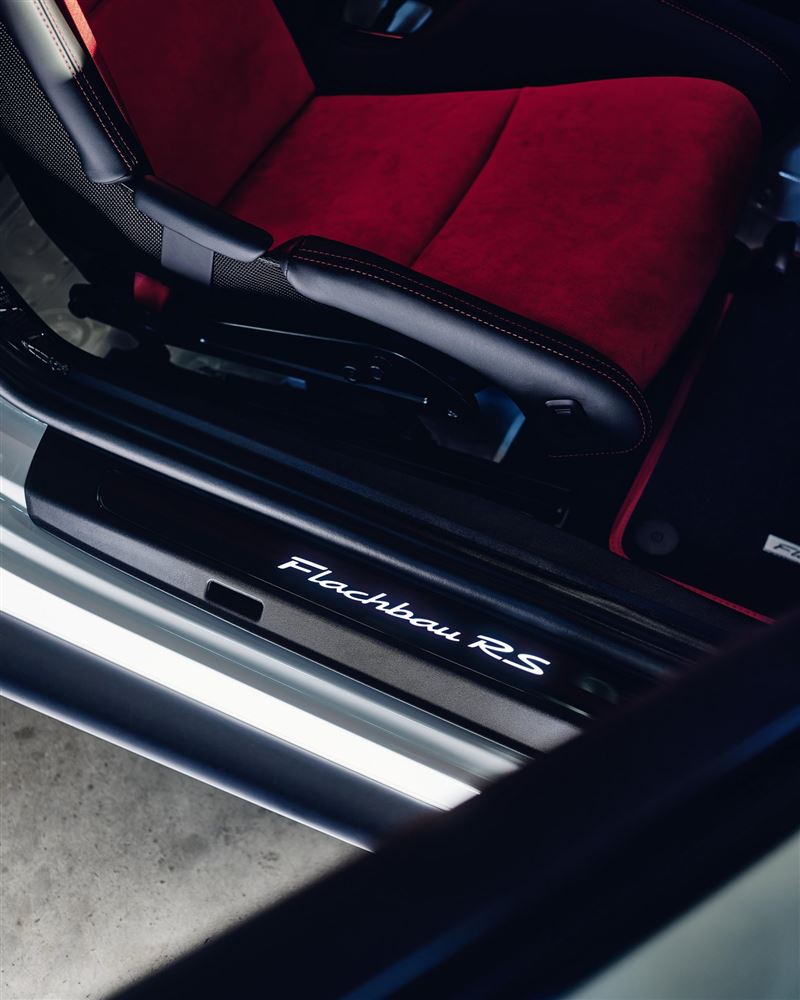 車內更直接「大掃除」,PCM、音響、部分隔音材與地毯全部撤掉。(圖/Porsche提供)