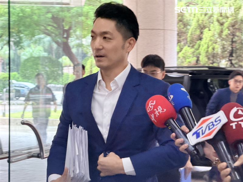 蔣萬安赴北市議會專案報告,會前受訪(圖/記者陳思妤攝影)