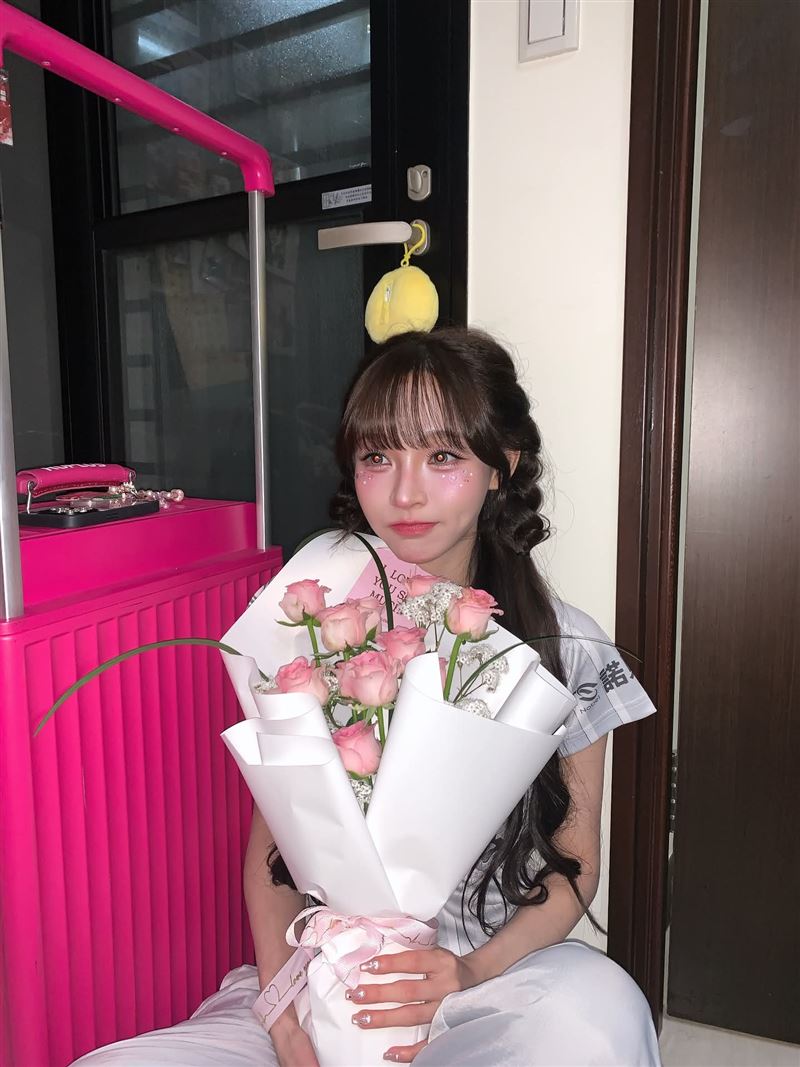 啦啦隊女神林襄七夕收到花束甜喊「來自浪漫boy的花花」。(圖/翻攝自Threads @95_mizuki)