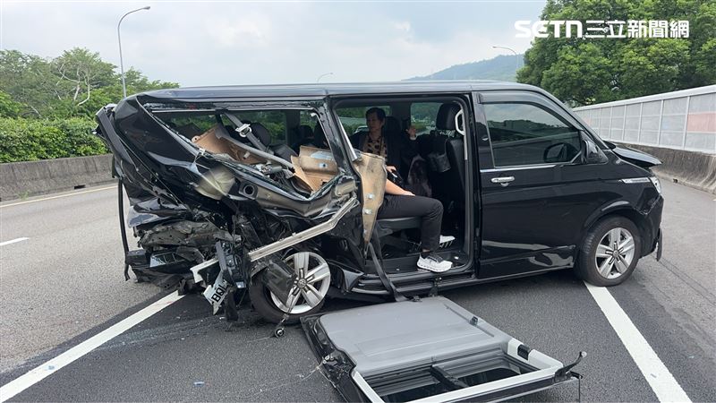廂型車駕駛及1名乘客遭追撞死亡。(圖/翻攝畫面)