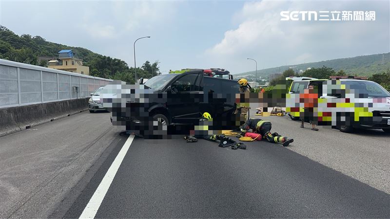 廂型車駕駛江男遭後車追撞,被壓在廂型車底,送醫不治。(圖/翻攝畫面)