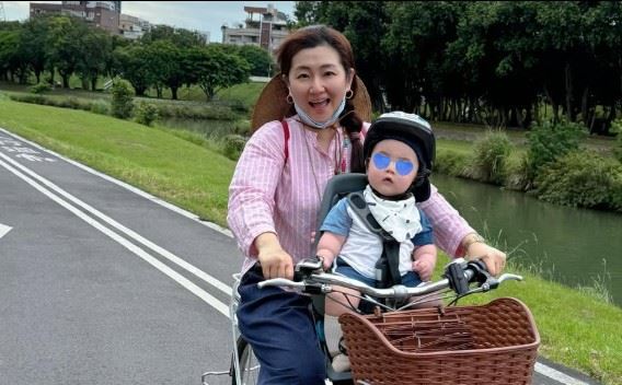 照片曝光後,卻出現針對身形的批評,引來不少網友反嗆,認為女性沒有義務迎合「越瘦越美」的審美標準。(圖/翻攝自Selina IG)