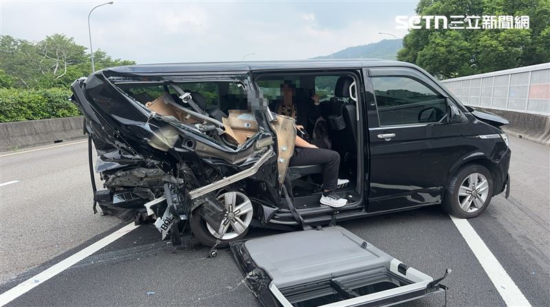 國1苗栗三義段發生二次追撞車禍,準備前往機場的廂型車被撞到扭曲變形。(圖/翻攝畫面)