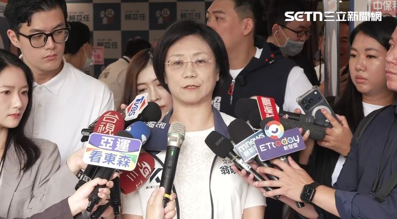 翁曉玲出席賴苡任競選服務處開幕茶會,對於庇護工場中秋節禮盒買氣下滑,府方歸咎在國民黨刪了國務機要費,翁受訪嗆總統府不要情勒。(圖/翻攝畫面)