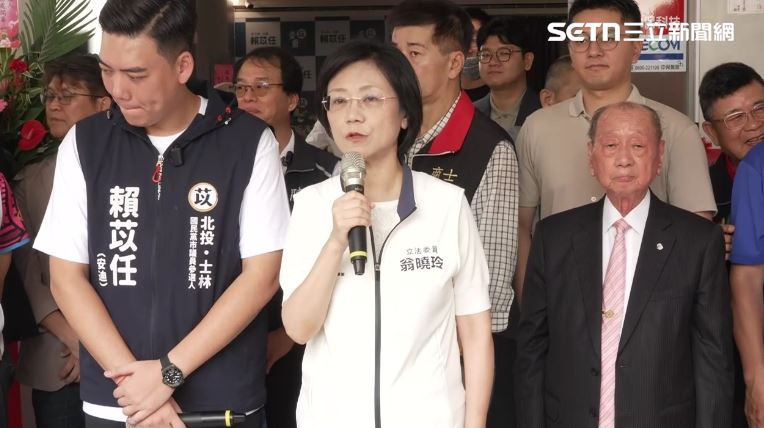 翁曉玲出席賴苡任競選服務處開幕茶會,對於庇護工場中秋節禮盒買氣下滑,府方歸咎在國民黨刪了國務機要費,翁受訪嗆總統府不要情勒。(圖/翻攝畫面)