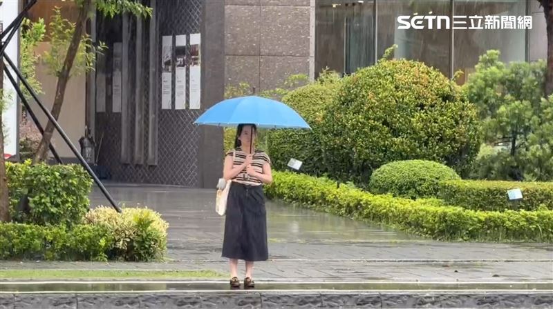 自爆離婚第8天,陳幸妤20日上班心情不美麗。(圖/記者林昱孜攝影)