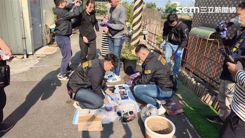 嫌犯以保鮮膜、防水袋層層包覆槍彈,分別藏在花盆內企圖掩人耳目。(圖/翻攝畫面)