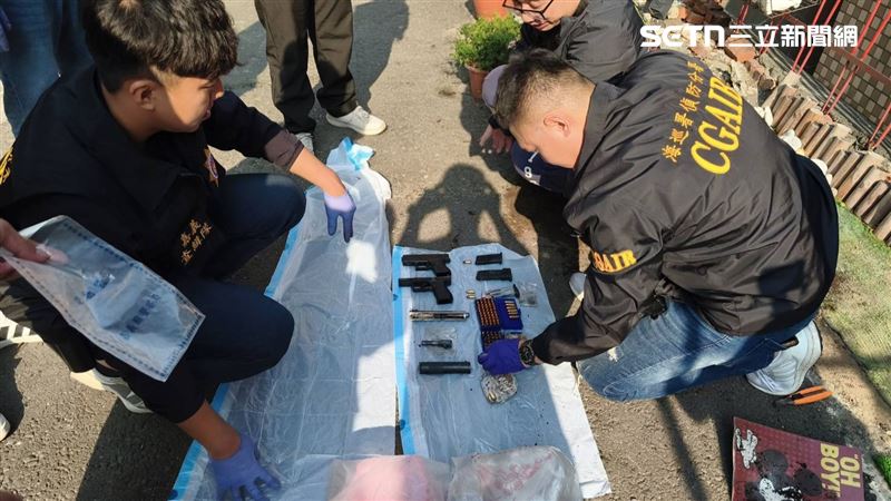 辦案人員出土1把改造手槍、槍枝零件、128顆子彈。(圖/翻攝畫面)