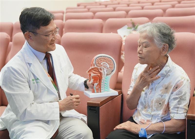 台中76歲婦人沒有不良嗜好，喉嚨卡卡、出現腫塊後就醫，竟確診下咽癌第四期。（圖／中國附醫提供）
