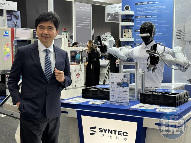 新代董事長蔡尤鏗為自家機器人控制器方案站台。(圖/鏡週刊)
