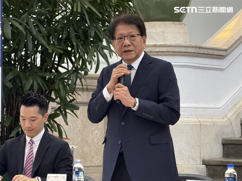 總統府秘書長潘孟安與社福團體舉行記者會,協助推廣身心障礙朋友製作的月餅及秋節禮盒(圖/記者劉秀敏攝影)