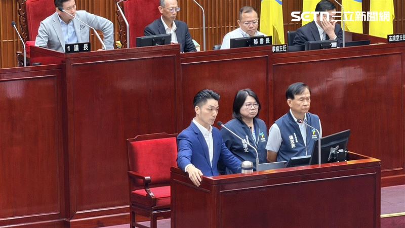 簡舒培怒轟蔣萬安：連兒虐都「保力達B」