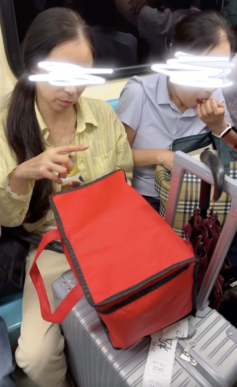 北捷有中國籍女子在車廂內飲食,誇張畫面全被拍。(圖/翻攝自threads@w_chin15)