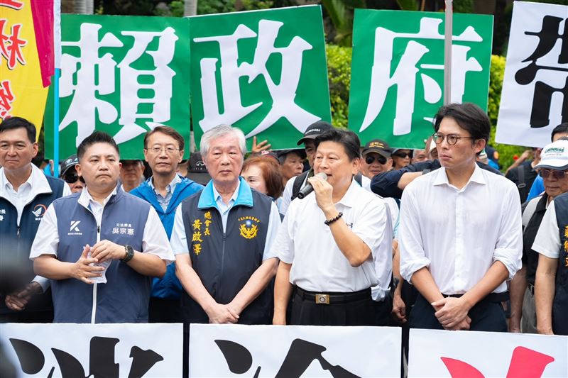 傅崐萁到場聲援,呼籲行政院依法行政、落實國家對警消的承諾(圖/民眾黨提供)