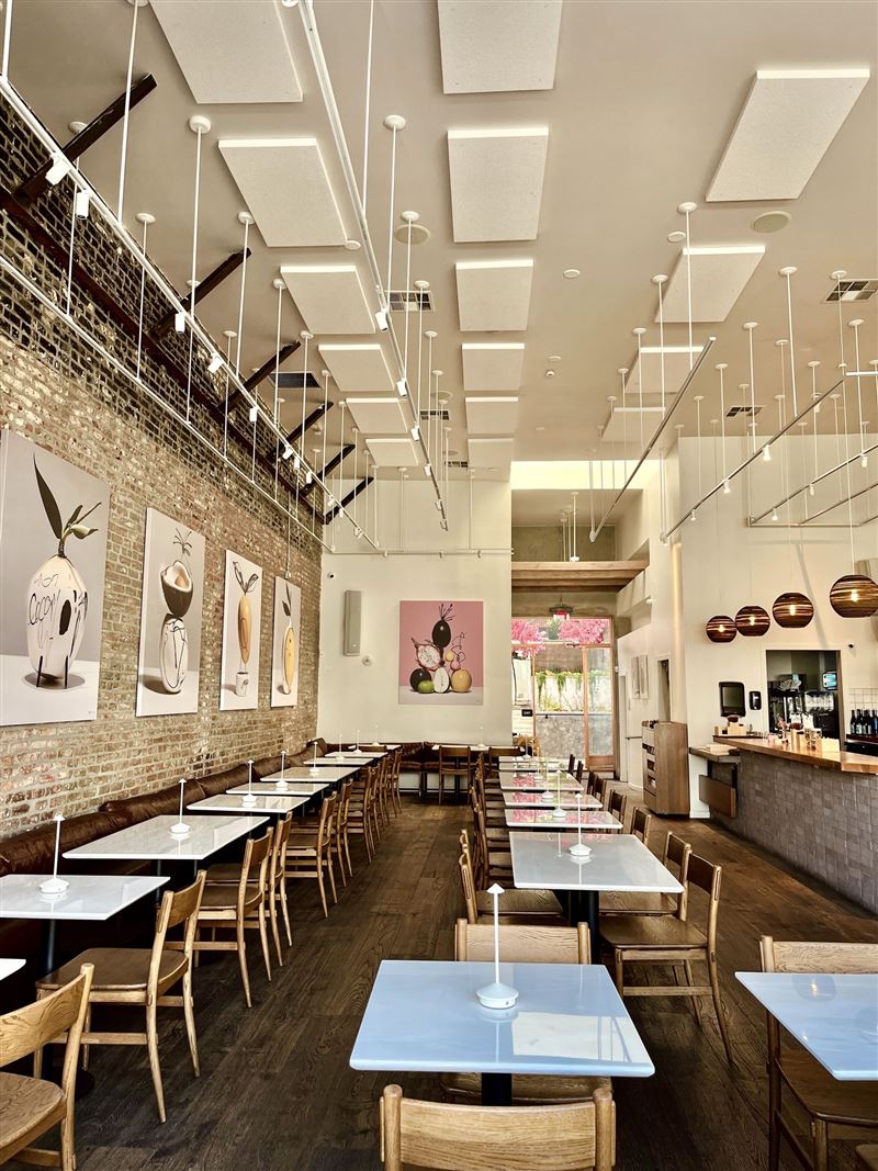 「BOBO Thai」店內融合洛杉磯 Silver Lake 的潮流生活氛圍,透過藝術創作、俐落線條與串燈妝點,打造兼具時尚感與街頭活力的餐飲空間。(圖/品牌業者提供)