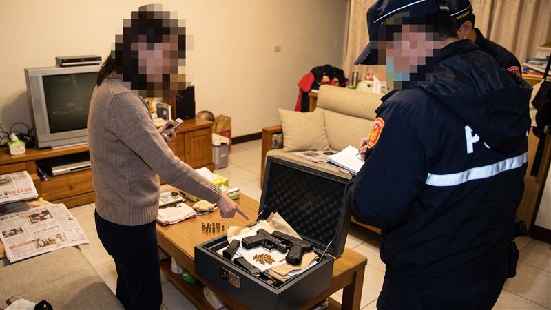 台南人妻在家中發現藏2把制式手槍、32顆子彈,嚇到報警逮捕擁槍的丈夫。(示意圖/AI製圖)