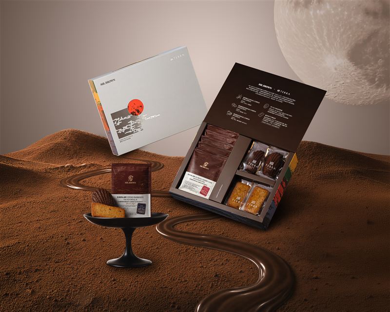 伯朗咖啡館與台灣精品巧克力品牌TERRA 土然巧克力攜手聯名推出限量《月光漫旅 濾掛咖啡甜點禮盒》。(圖/品牌業者提供)