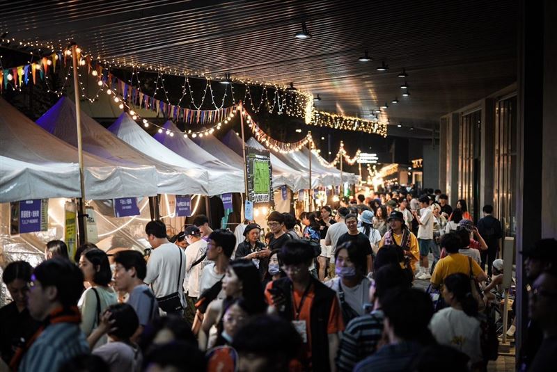 讓樂迷不只聽音樂,也能在園區享受美食、逛戶外封街市集。(圖/臺北市政府提供)