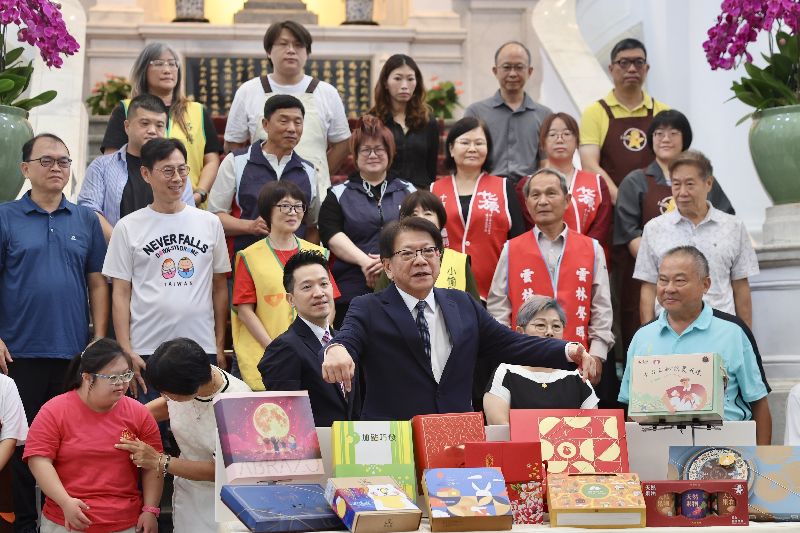 總統府20日上午舉行「好事成圓 全民挺公益 讓中秋的愛不刪減」記者會,總統府祕書長潘孟安(前中)現場推廣公益團體製作的各式月餅及秋節禮盒