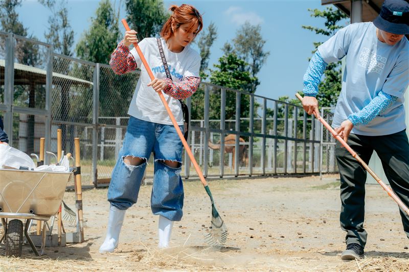莎莎維持園區清潔。(圖/好看娛樂提供)