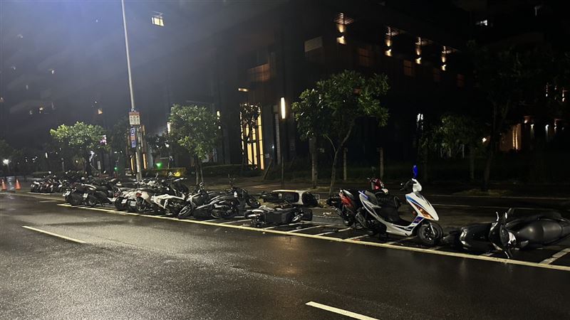 賓士男開車腰背痛！失控猛撞路旁16車