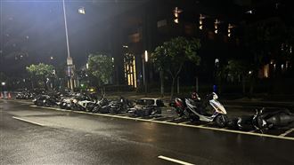 賓士男開車腰背痛！失控猛撞路旁16車