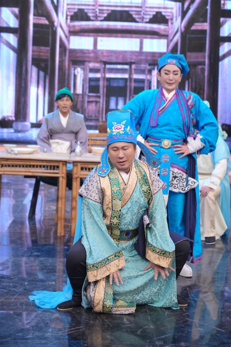胡瓜(中)節目中大跳「瓜瓜鋼管舞」。(圖/華視提供)