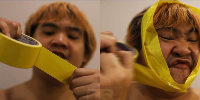泰國知名創作者Lowcostcosplay近日挑戰話題動畫《牛來》,不用昂貴道具,直接靠一大捲黃色封箱膠帶包住全身,連肚子、臉部都不放過。(圖/翻攝自Lowcostcosplay FB)