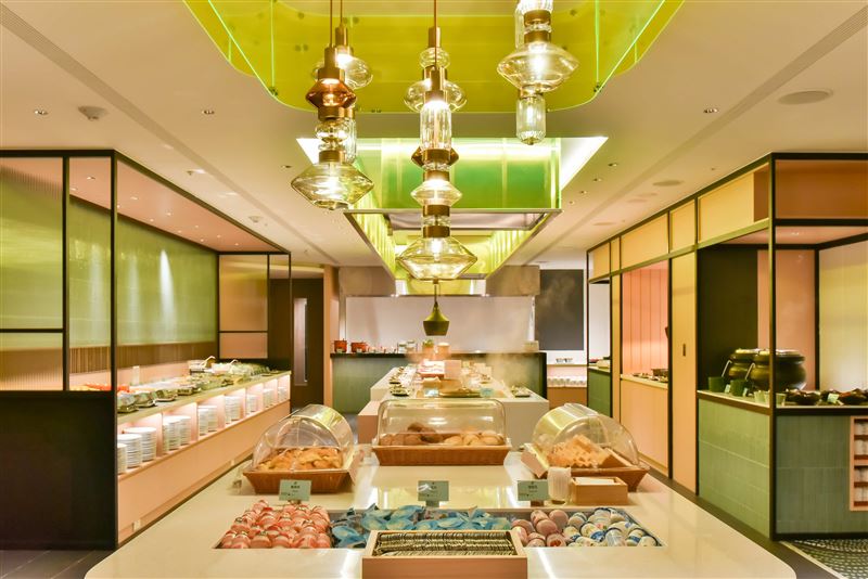 旅客預訂住房專案,更提供翌日自助早餐,用餐環境營造清新明亮又沉穩溫暖的氛圍,讓旅人能悠閒享用早餐,迎接全新的旅程。(圖/飯店旅宿業者提供)