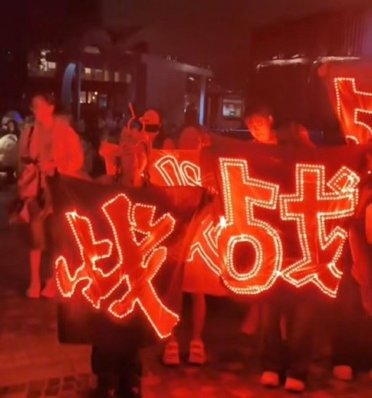 肖戰原定在商場內舉行的品牌活動,因現場人潮過於龐大,秩序一度緊繃,最後改移戶外進行,尖沙咀瞬間變成一片「紅海」。(圖/翻攝自肖戰微博)