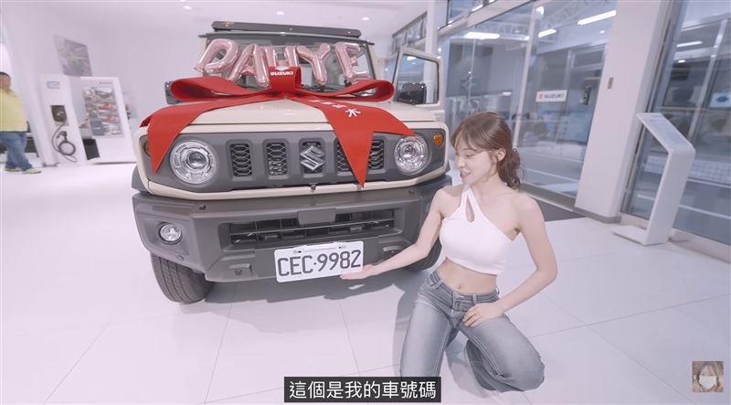 韓籍啦啦隊女神李多慧日前透露自己買新車,不避諱公開車號。(圖/翻攝自李多慧YT)