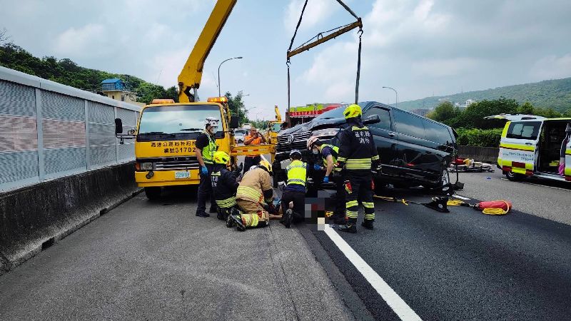 國道1號三義段發生3車追撞,重傷昏迷的特斯拉女駕駛今日凌晨宣告不治,死亡人數增加至3人。(圖/翻攝畫面)