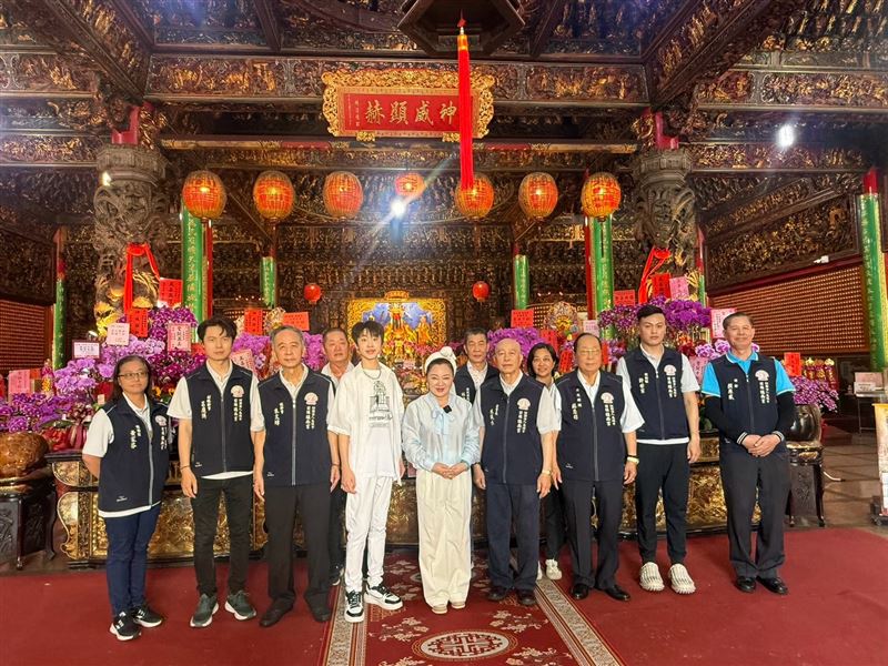 白冰冰(中)與高雄前鎮鎮南宮的幹部合影留念。(圖/長興影視提供)
