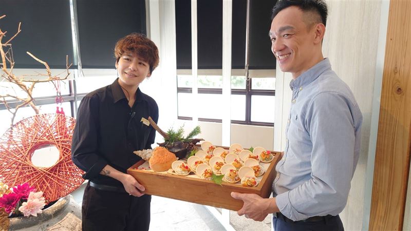 響餐飲集團經理人中風差點癱瘓再站起來!他從麵攤囝仔到餐飲高管的故事寫下生命奇蹟,逼哭全網。圖右為 陳天文。(圖/記鍾志鵬攝影)
