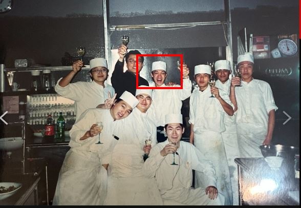 響餐飲集團經理人陳天文早期在內場擔任廚師時,團隊經常有客製化的任務。圖紅方框中為陳天文。(圖/陳天文提供)