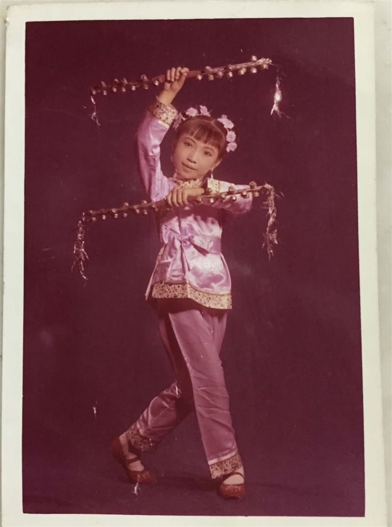 小時候的吳惠瑜曾是走唱小歌女,靠賺日本觀光客的錢替家裡還清債務。(圖/吳惠瑜提供)