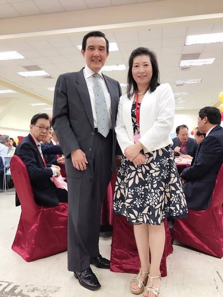 吳惠瑜曾爭取1億台幣,推動台灣發展無線網路,留下了和時任台北市長馬英九的合影。(圖/吳惠瑜提供)