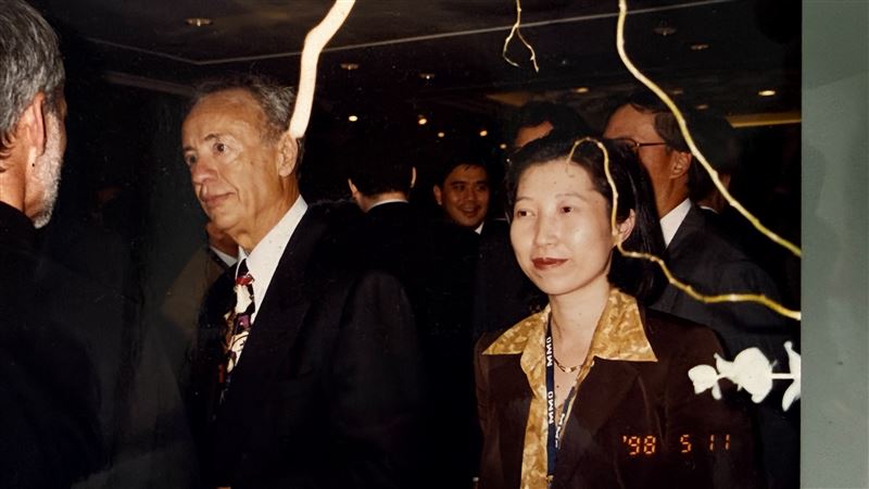 吳惠瑜擔任台灣區總經理期間,貢獻Intel全球12%業績。圖為吳惠瑜和Intel創辦人Andrew Stephen Grove合影。(圖/吳惠瑜提供)