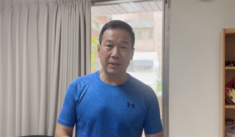 鍾小平酸,小草應該學會尊重別人,小草住海邊嗎?會不會管太寬?(圖/鍾小平提供)