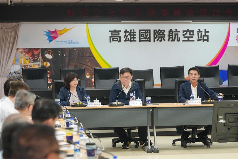 立法院交通委員會今(20)日考察高雄國際機場,立委賴瑞隆與立委許智傑、李昆澤,以及交通部次長林國顯、民航局局長何淑萍率隊共同視察。(圖/賴瑞隆辦公室提供)